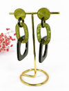 Boucles d’oreilles pendantes géométriques en résine – 4 coloris