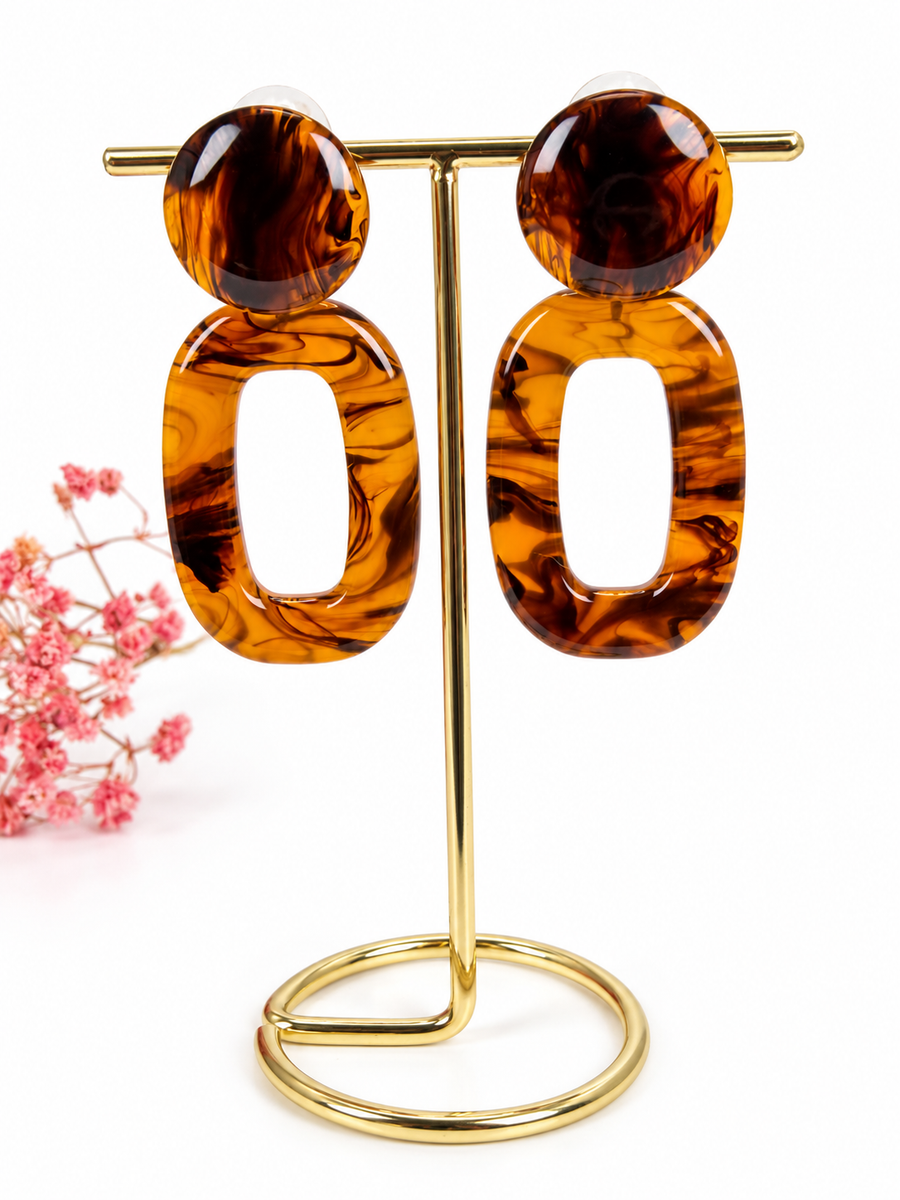 Boucles d’oreilles pendantes en résine ajourée – 5,5 cm