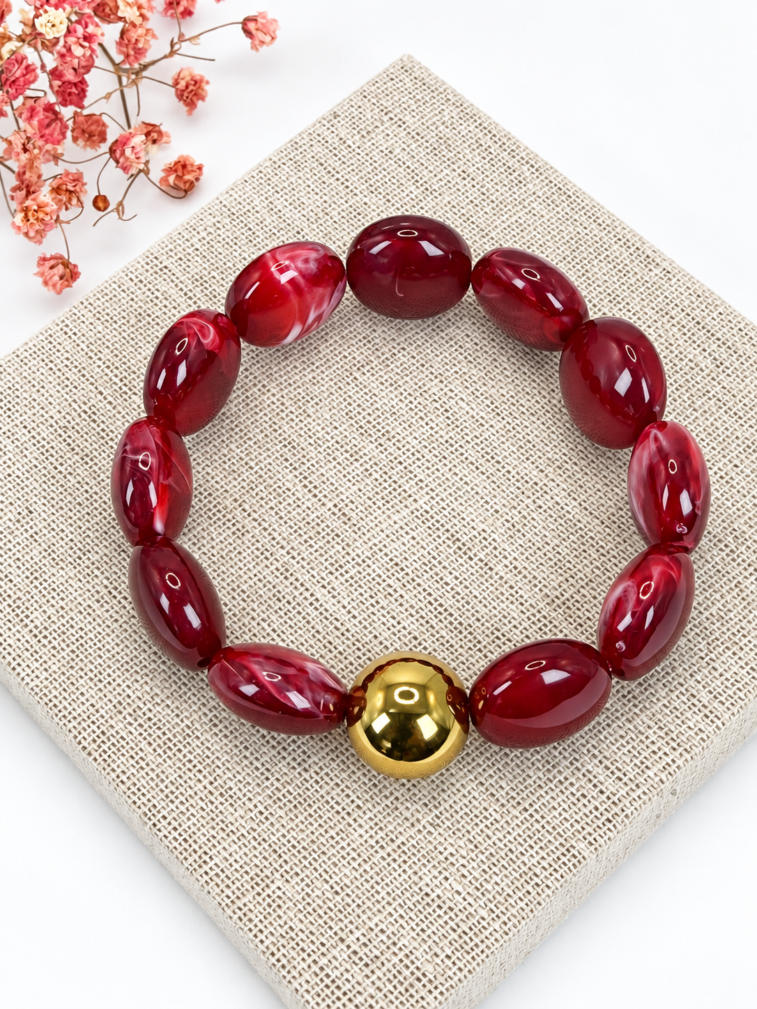 Elastisches Harz-Armband – Glänzende Würfelperlen & Goldene Details (Grün, Rot oder Braun).