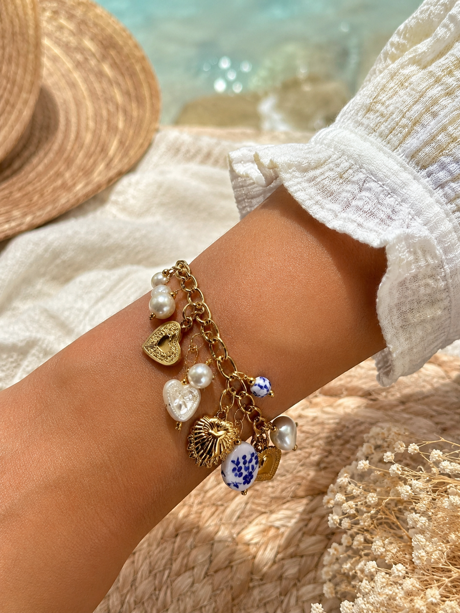 Bracelet charms cœurs nacrés et porcelaine bleue en acier inoxydable doré ajustable