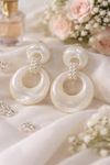 Boucles d’oreilles en résine nacrée à enfiler – Anneaux perlés blancs