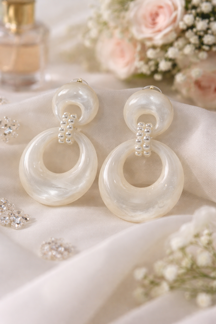 Boucles d’oreilles en résine nacrée à enfiler – Anneaux perlés blancs