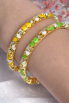 Bracelet jonc ouvrable en laiton doré motif floral émaillé vert et blanc – diamètre intérieur 6 cm.