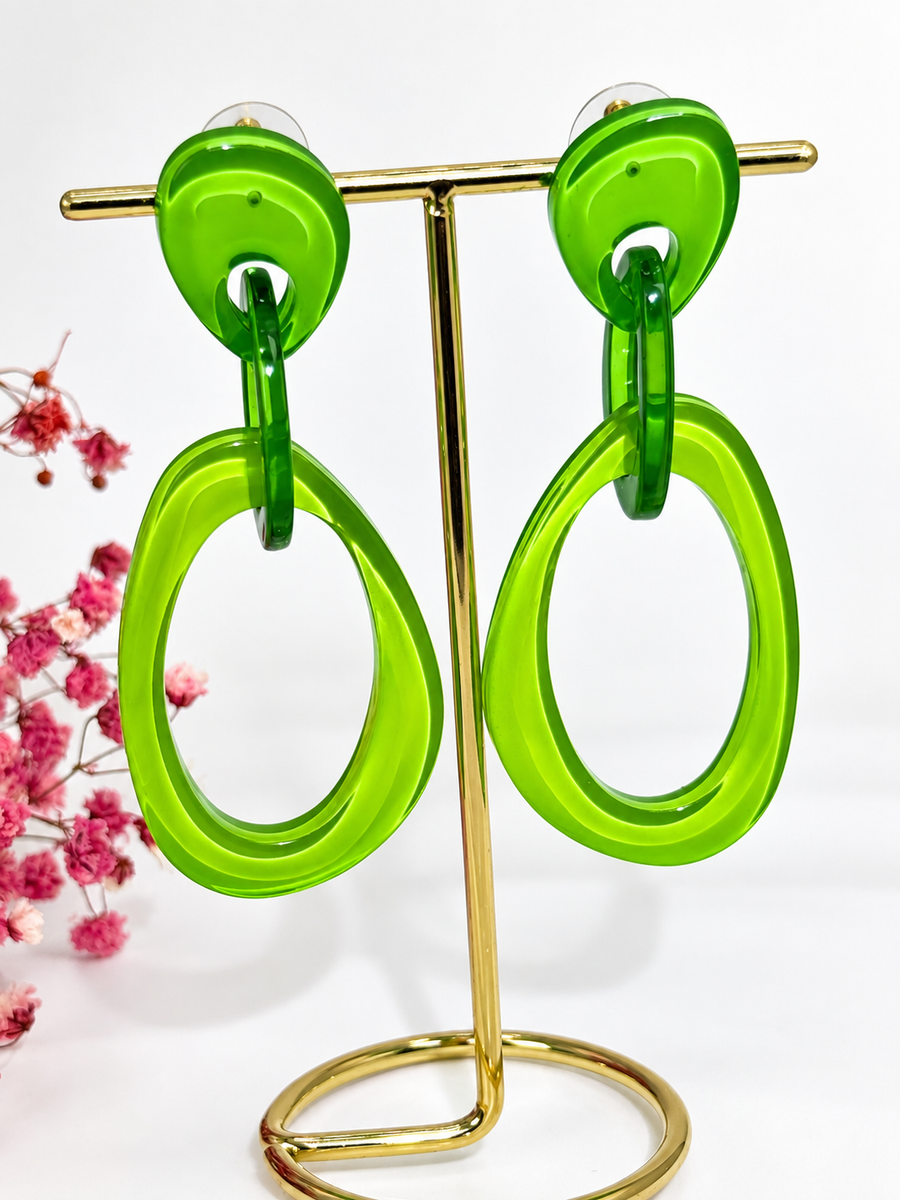 Boucles d’oreilles en résine à enfiler – Design goutte ajourée – 5 coloris