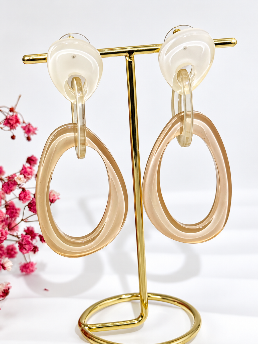 Boucles d’oreilles en résine à enfiler – Design goutte ajourée – 5 coloris