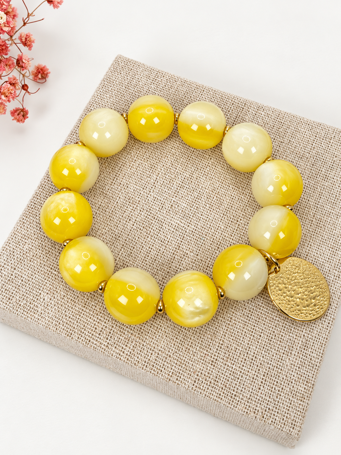 Armband mit gelben Perlen und goldenem Medaillon – Sonnige Eleganz für den Sommer