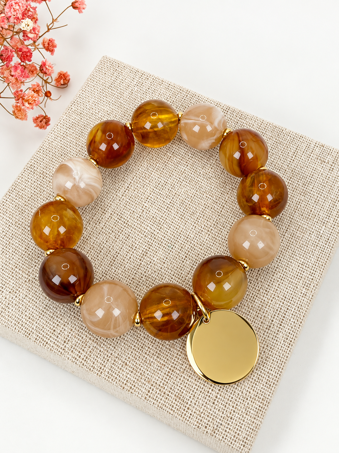 Armband aus braunen & beigen Perlen mit goldenem Medaillon – Natürlicher Bohème-Stil