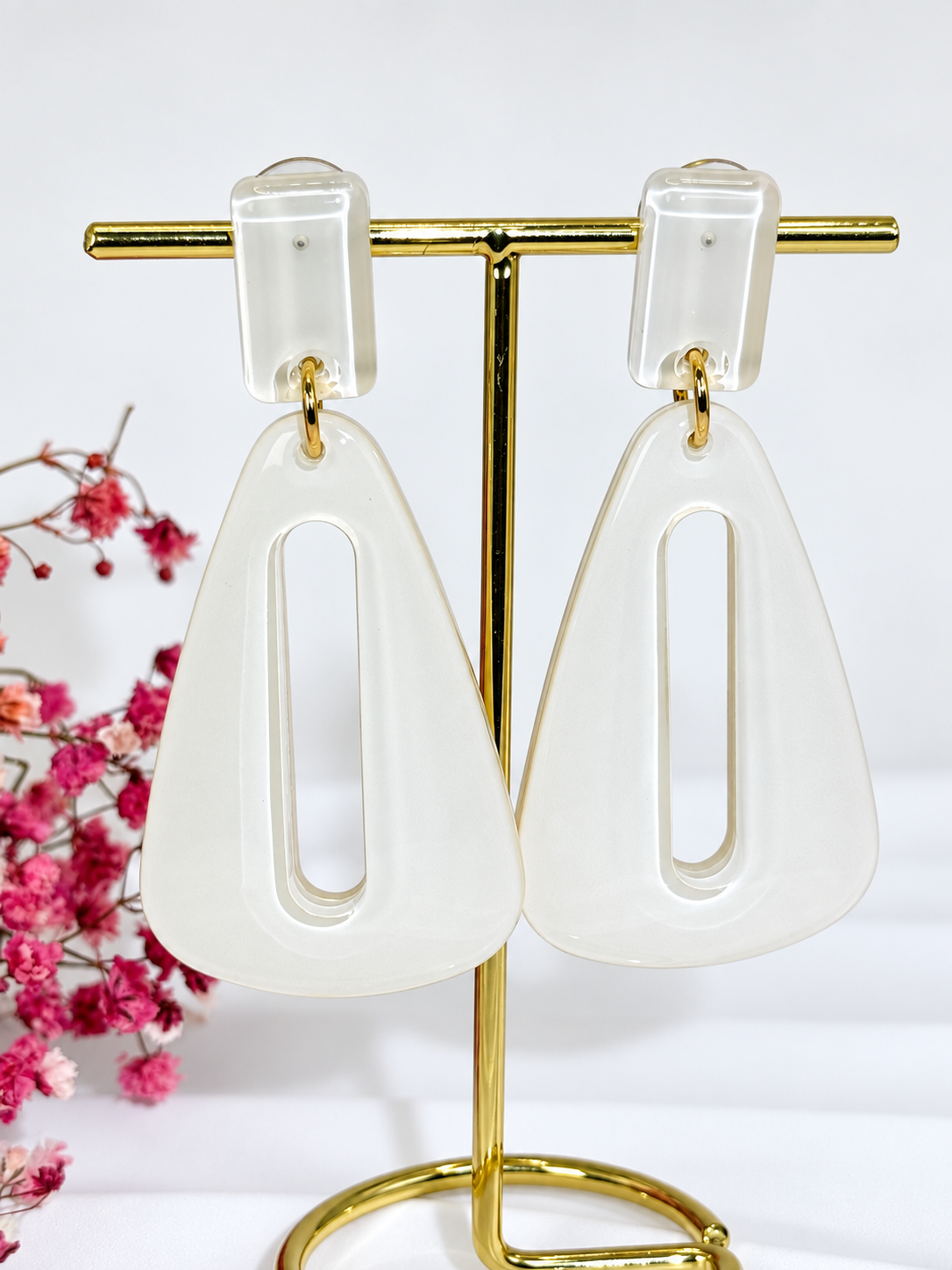 Boucles d’oreilles en résine à enfiler – Design trapèze ajouré – 5 coloris
