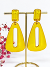 Boucles d’oreilles en résine à enfiler – Design trapèze ajouré – 5 coloris