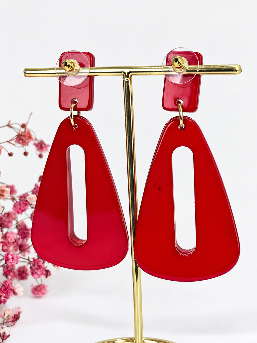 Boucles d’oreilles en résine à enfiler – Design trapèze ajouré – 5 coloris