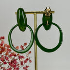 Ronde holle clipoorbellen van bruine of groene hars.