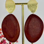Oorclips 'Kiezels' van zwart, bruin of blauw hout.