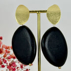 Oorclips 'Kiezels' van zwart, bruin of blauw hout.