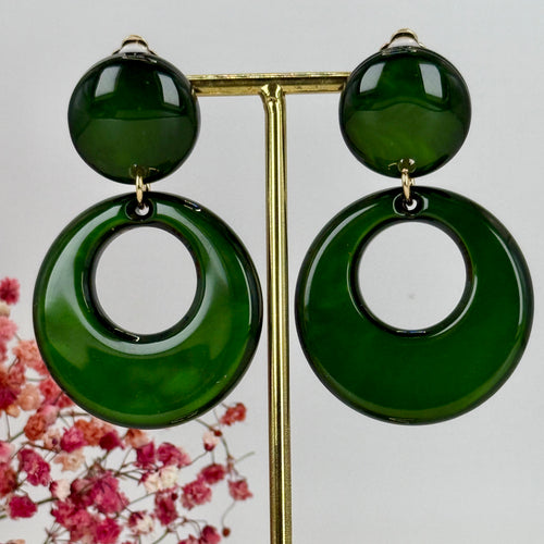 Ronde clipoorbellen van blauwe of groene hars.