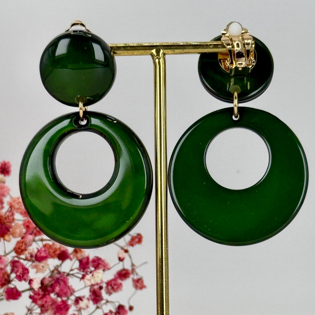 Ronde clipoorbellen van blauwe of groene hars.