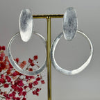 Ronde clipoorbellen (middelgroot), goud- of zilverkleurig.