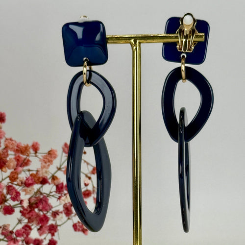 Clipoorbellen met 2 ovalen hangers van hars in blauw, zwart of bruin.