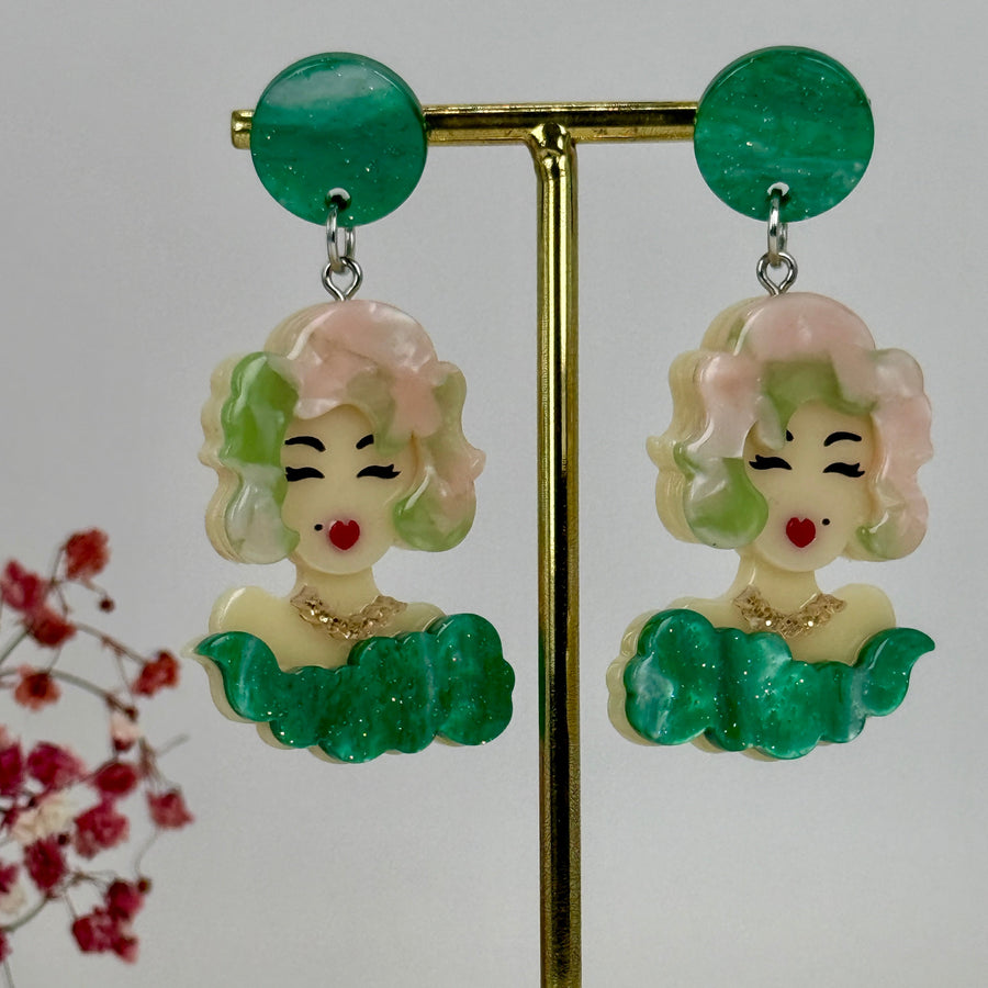 Boucles d'oreilles pendantes Marilyn en Résine verte ou marron.