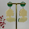 Boucles d'oreilles pendantes Marilyn en Résine verte ou marron.