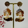 Boucles d'oreilles pendantes Marilyn en Résine verte ou marron.