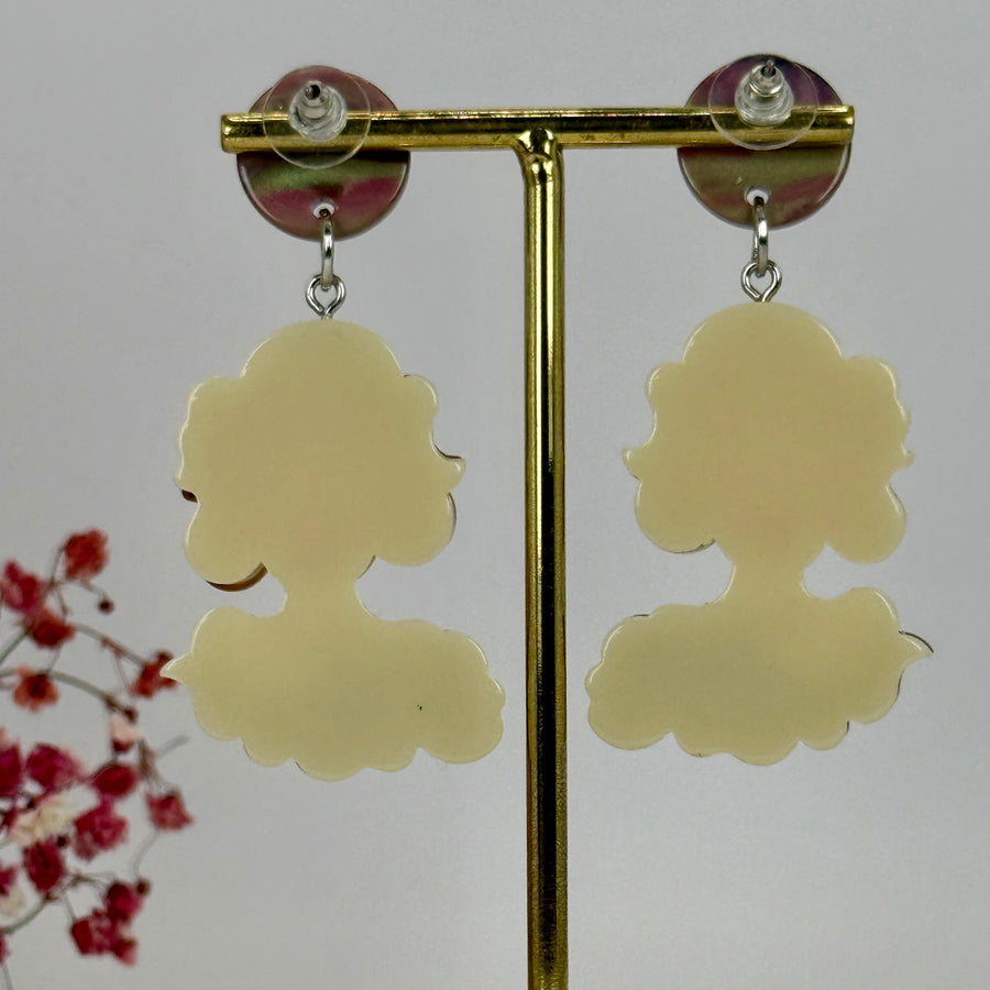 Boucles d'oreilles pendantes Marilyn en Résine verte ou marron.