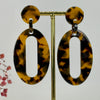 Ovale Resin-Ohrringe, Panther-Muster, Beige oder Braun.