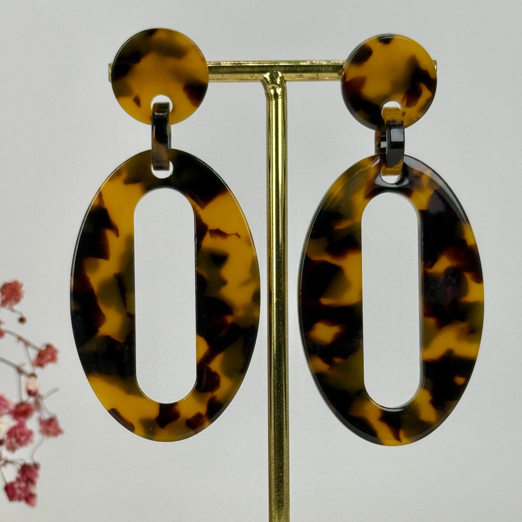 Boucles d'oreilles pendantes Ovales Résines Panthère beige ou marron.