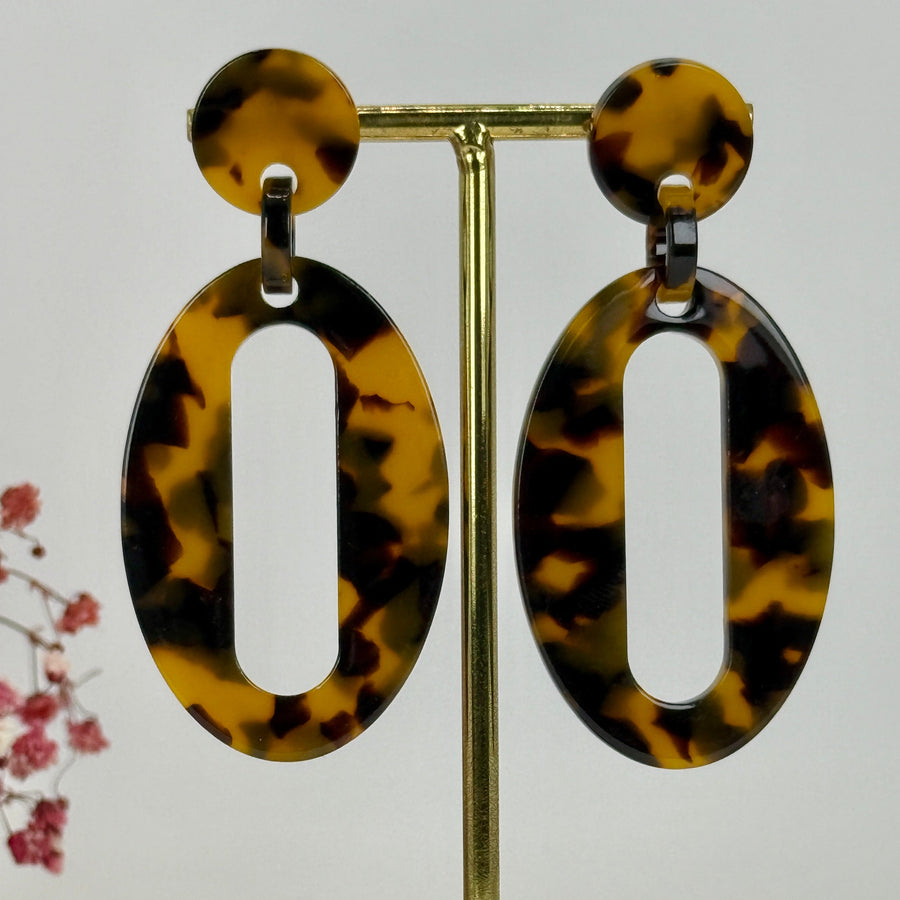 Ovale Resin-Ohrringe, Panther-Muster, Beige oder Braun.