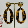 Ovale Resin-Ohrringe, Panther-Muster, Beige oder Braun.