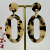 Ovale Resin-Ohrringe, Panther-Muster, Beige oder Braun.