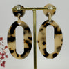 Ovale Resin-Ohrringe, Panther-Muster, Beige oder Braun.