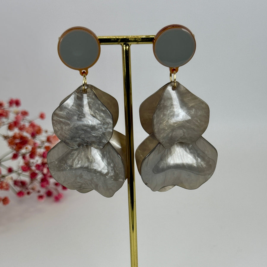Boucles d'oreilles pendantes Pétales en Résine nacrée rouge, verte, rose ou grise.