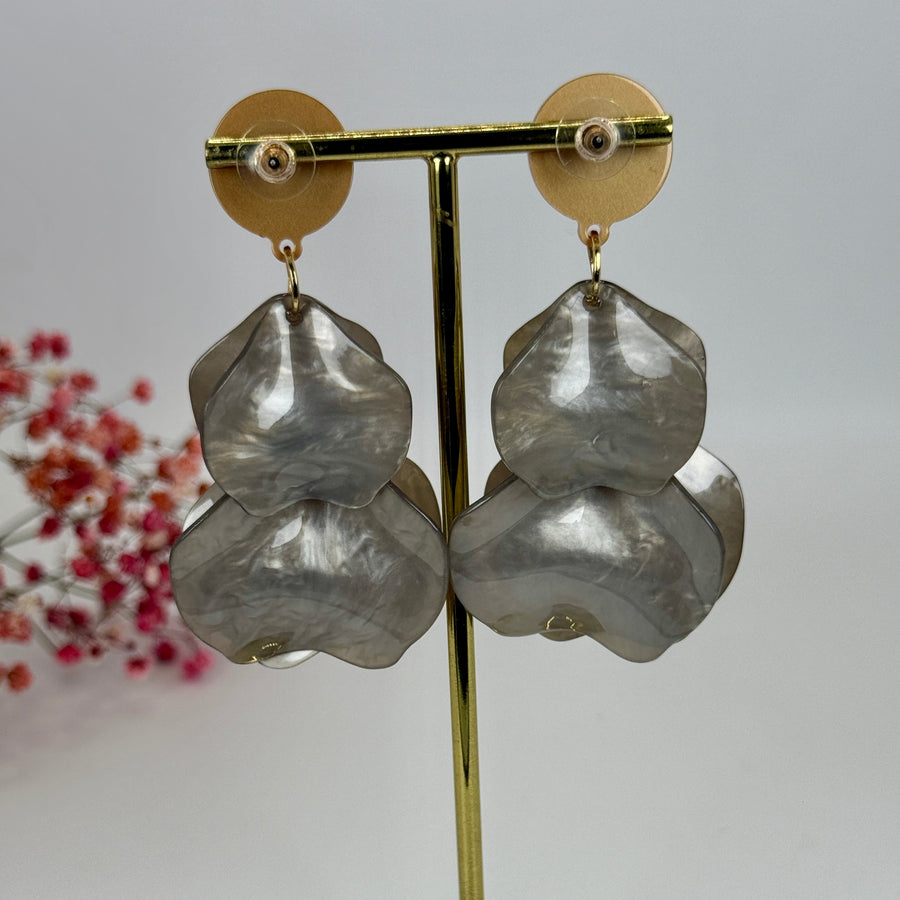 Boucles d'oreilles pendantes Pétales en Résine nacrée rouge, verte, rose ou grise.