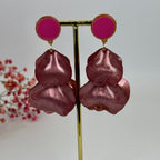 Boucles d'oreilles pendantes Pétales en Résine nacrée rouge, verte, rose ou grise.
