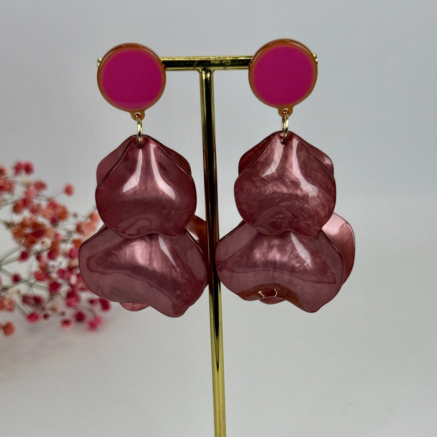 Boucles d'oreilles pendantes Pétales en Résine nacrée rouge, verte, rose ou grise.
