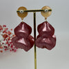 Boucles d'oreilles pendantes Pétales en Résine nacrée rouge, verte, rose ou grise.