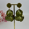 Boucles d'oreilles pendantes Pétales en Résine nacrée rouge, verte, rose ou grise.