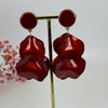 Boucles d'oreilles pendantes Pétales en Résine nacrée rouge, verte, rose ou grise.