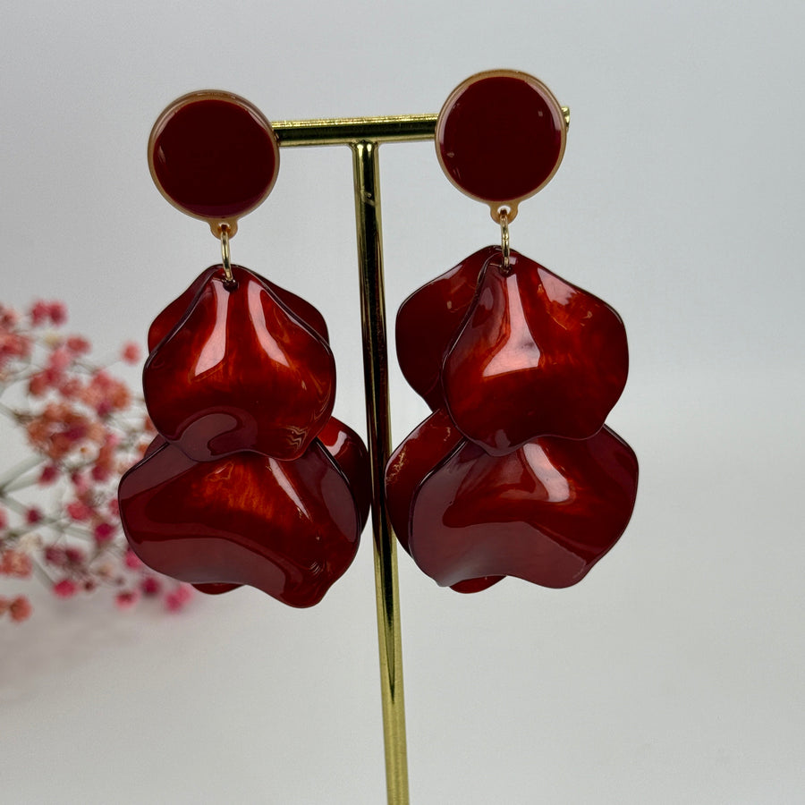 Boucles d'oreilles pendantes Pétales en Résine nacrée rouge, verte, rose ou grise.