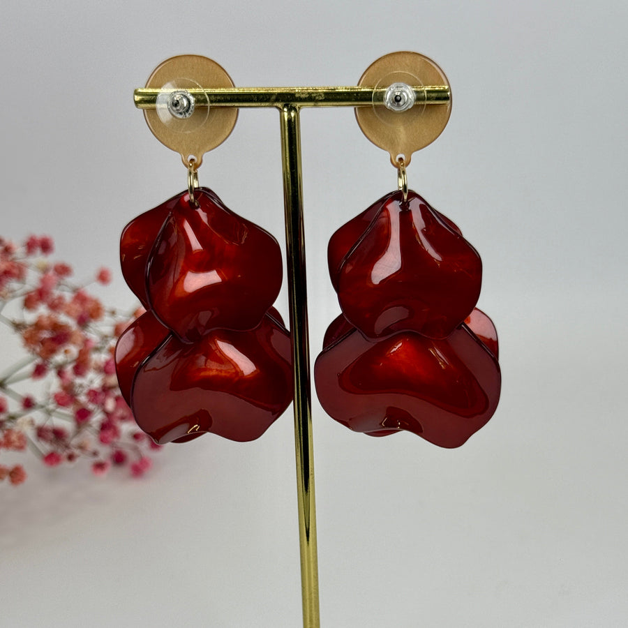 Boucles d'oreilles pendantes Pétales en Résine nacrée rouge, verte, rose ou grise.