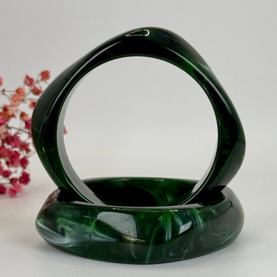 Bracelet en résine – Diamètre intérieur 6,5 cm – Forme sculptée – Plusieurs coloris disponibles.