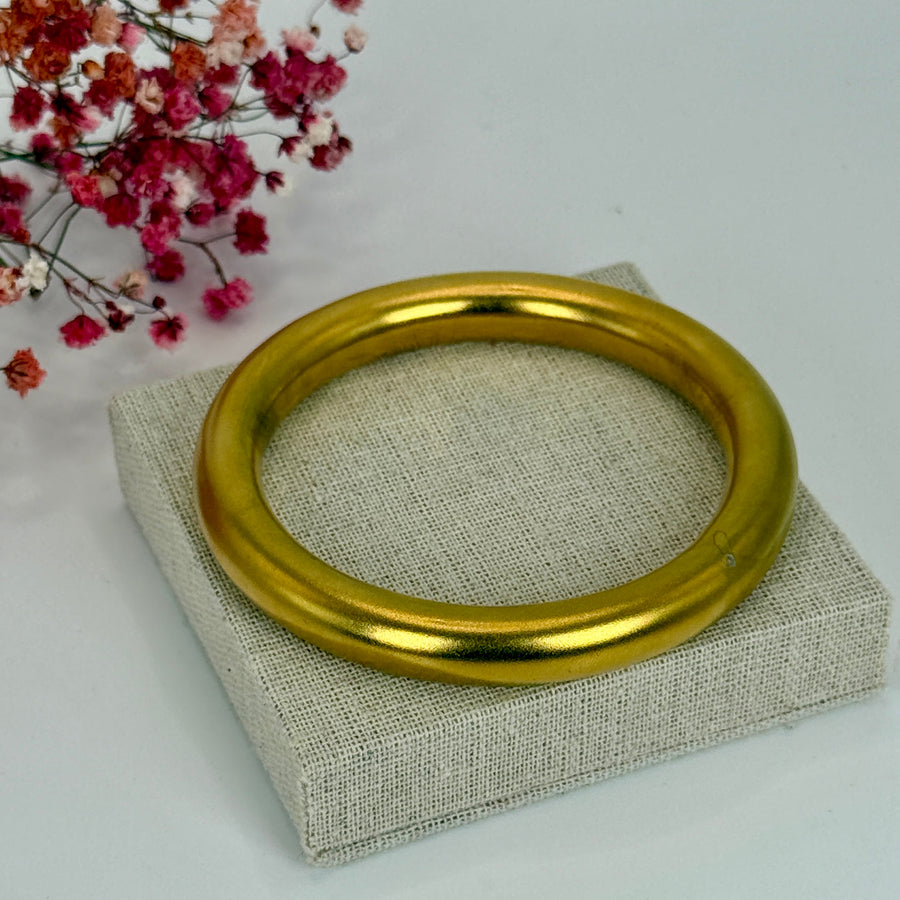 Armreif aus mattem Edelstahl – Durchmesser 6 cm – Erhältlich in Gold oder Silber.