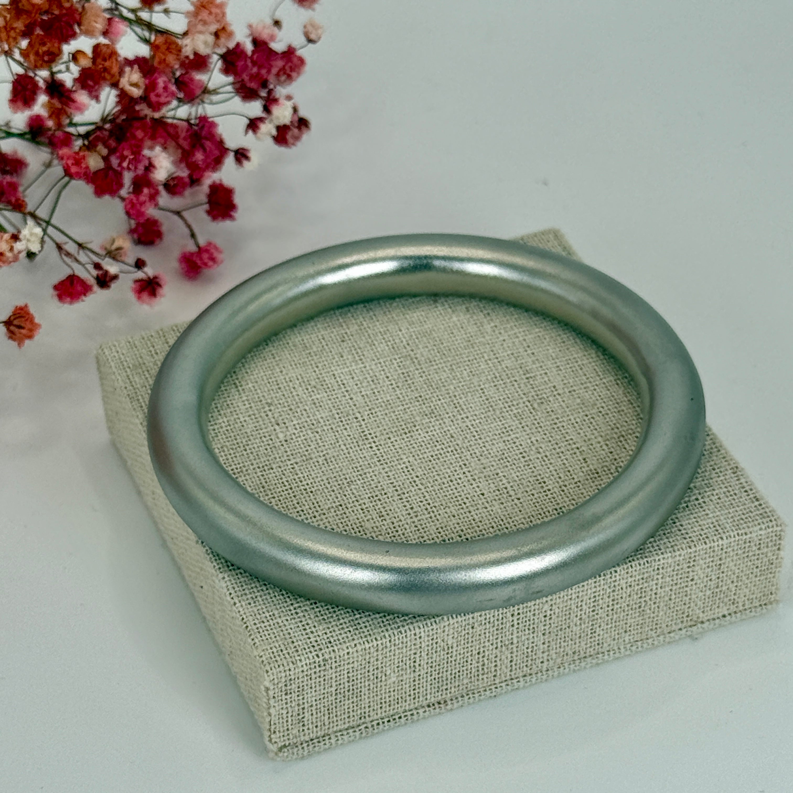 Bracelet jonc en acier inoxydable mat– Diamètre 6 cm – Disponible en doré ou argenté.