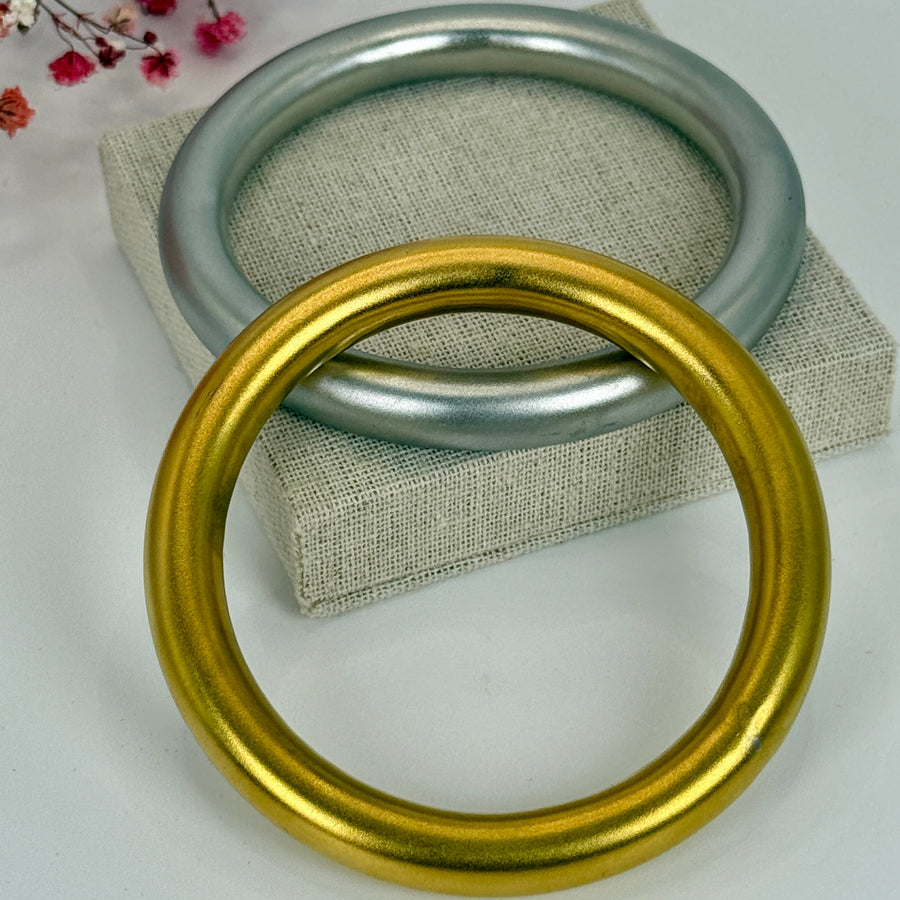 Armreif aus mattem Edelstahl – Durchmesser 6 cm – Erhältlich in Gold oder Silber.