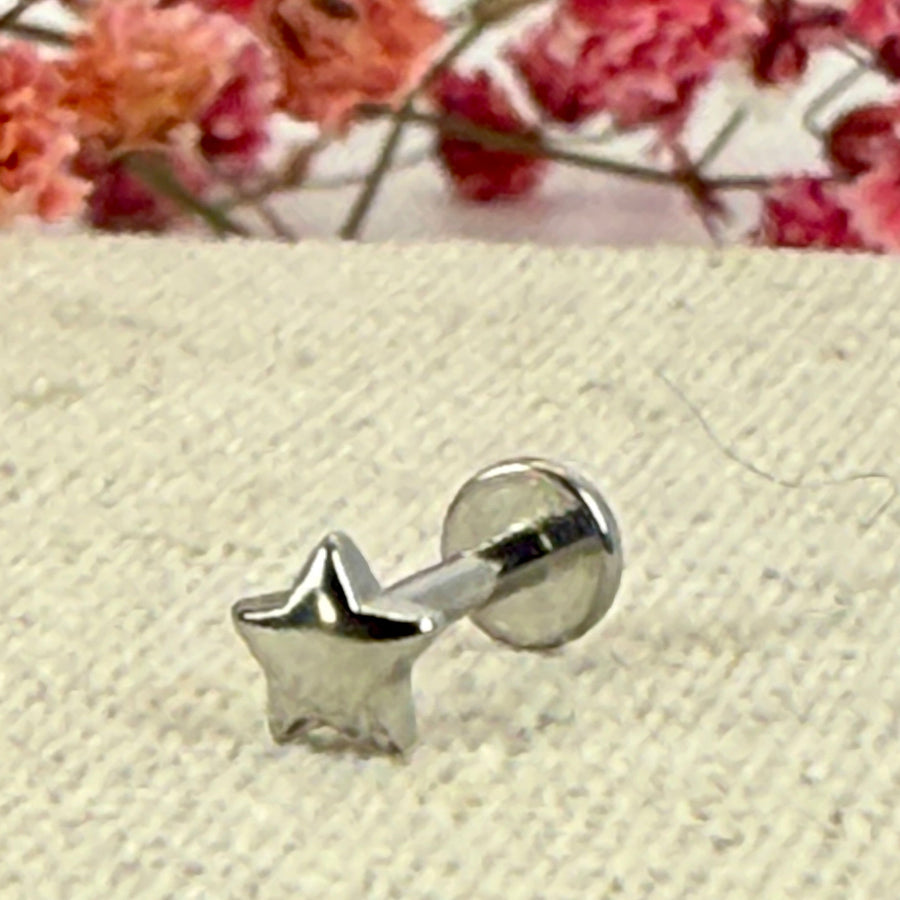 Stern-Piercing – hypoallergener Stecker aus gold-/silberfarbenem Edelstahl.