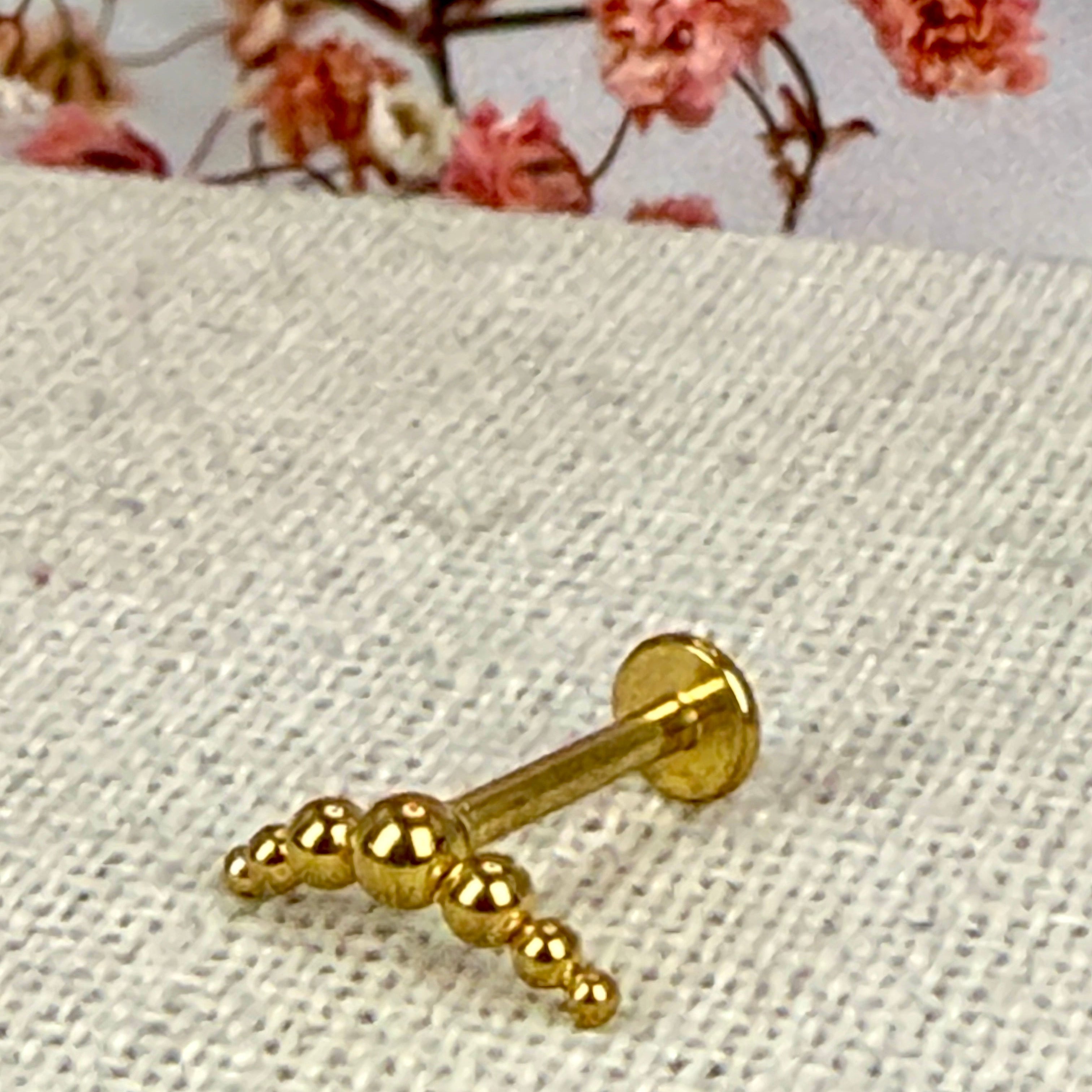 Vergoldetes Kugel-Piercing – Ohrstecker aus wasserfestem Edelstahl.