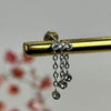 Ketten- und Zirkonia-Piercing – gold-/silberfarbener Edelstahlstecker mit Zirkonia.