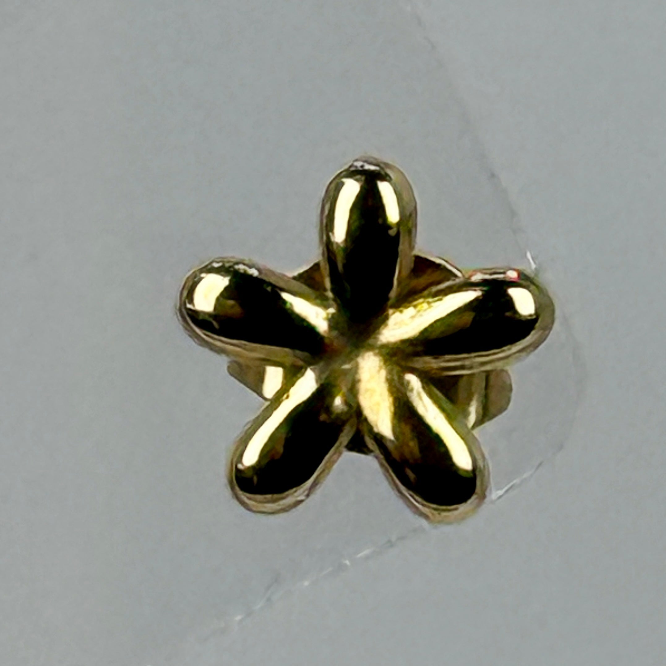 Minimalistische Ohrstecker Blume – Vergoldeter oder versilberter Edelstahl | Hypoallergen & widerstandsfähig