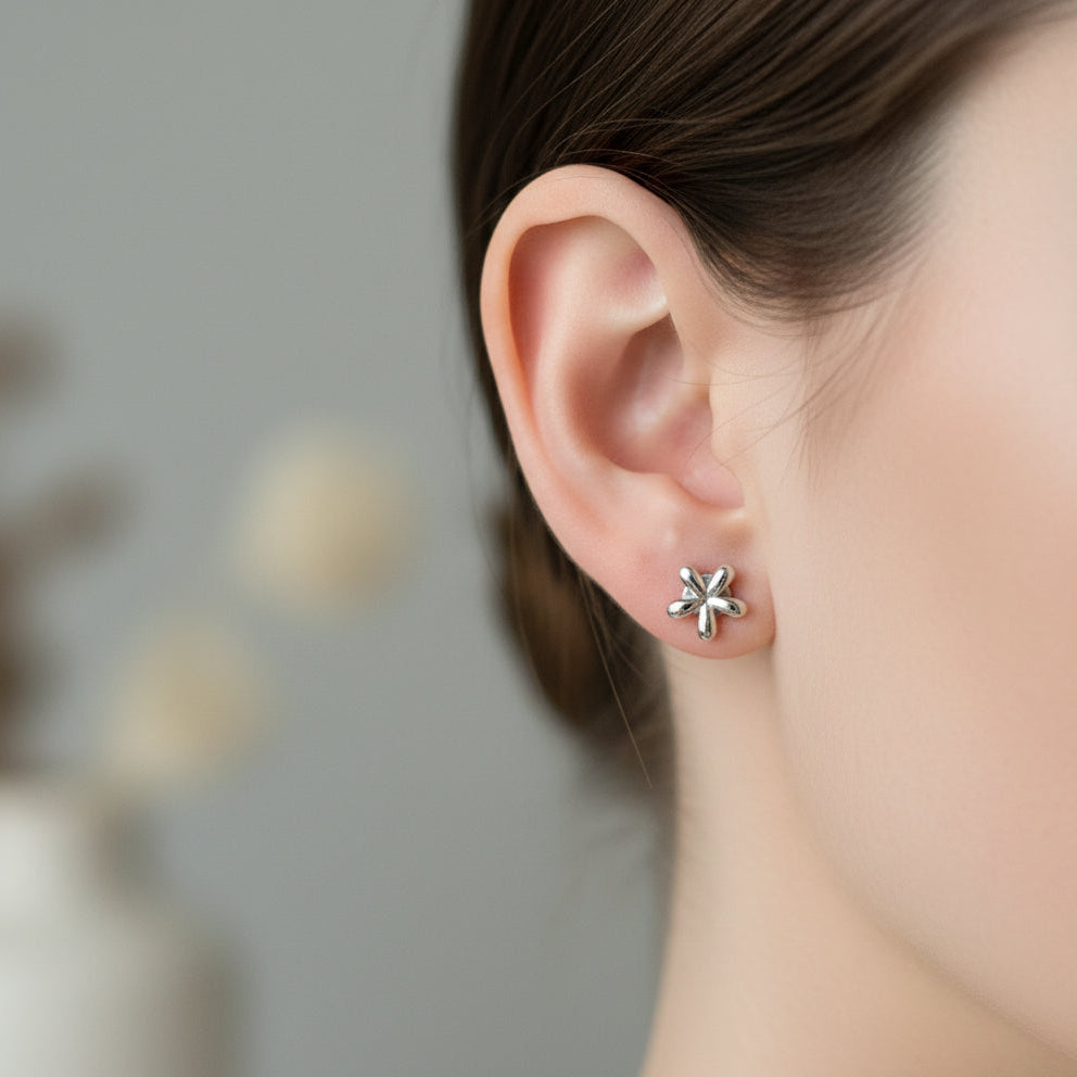 Minimalistische Ohrstecker Blume – Vergoldeter oder versilberter Edelstahl | Hypoallergen & widerstandsfähig