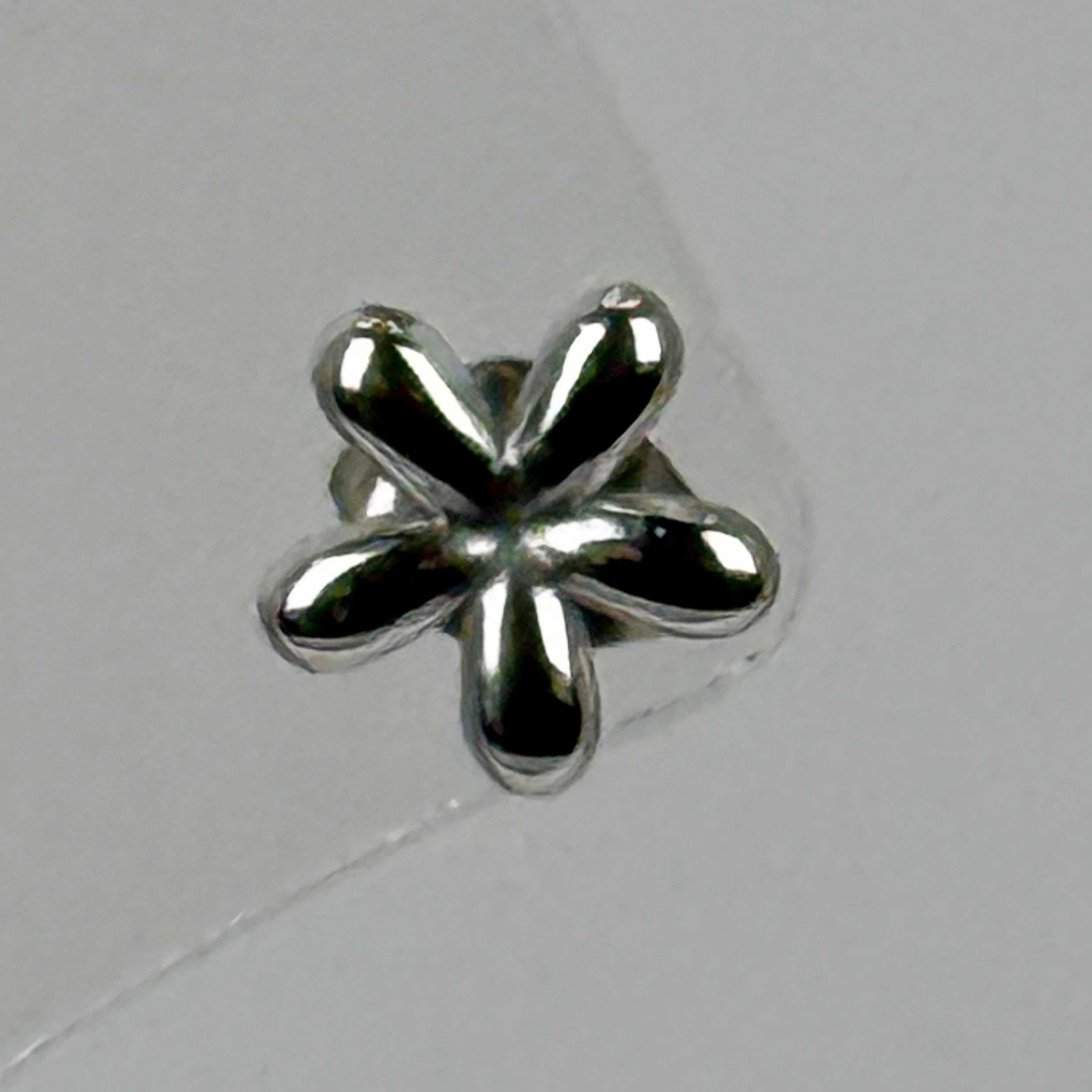 Minimalistische Ohrstecker Blume – Vergoldeter oder versilberter Edelstahl | Hypoallergen & widerstandsfähig